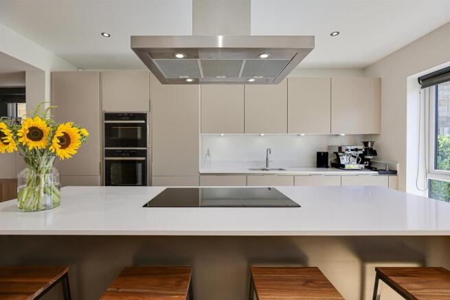 4 bed House for sale Image 9