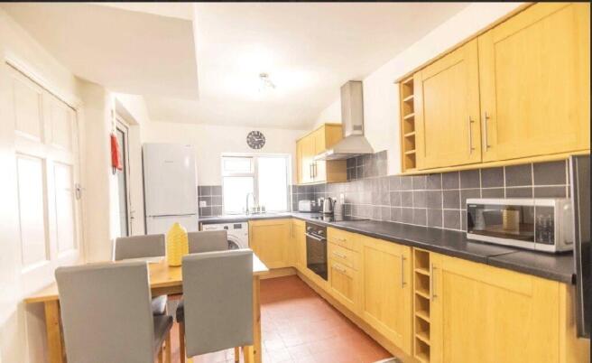 5 bed Semi-Detached for sale Image 7
