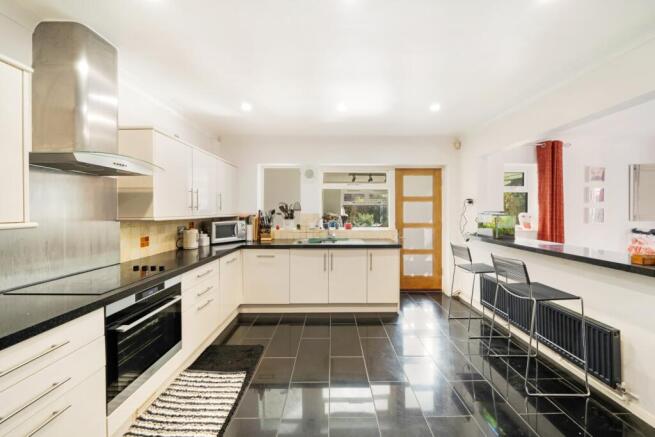 10 Manor Way 12