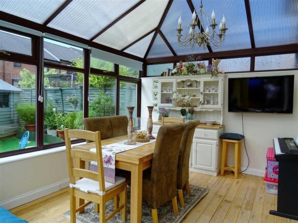 DINING ROOM/CONSERVATORY: