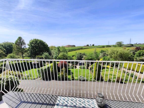 4 bed Semi-Detached for sale Image 5