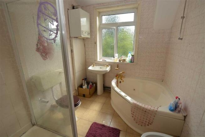 LARGE FAMILY BATHROOM