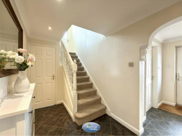 5 bed Detached for sale Image 6