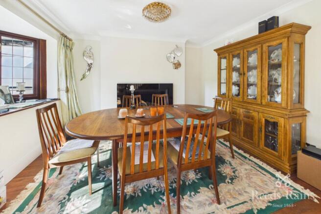 5 bed Detached for sale Image 9