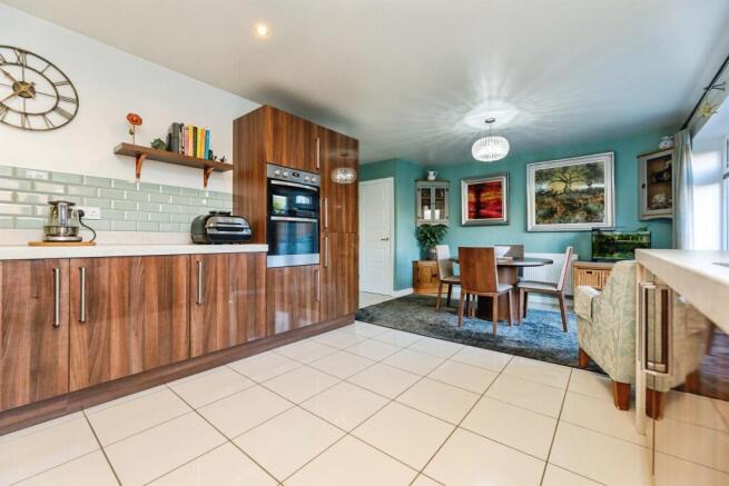 4 bed Detached for sale Image 7