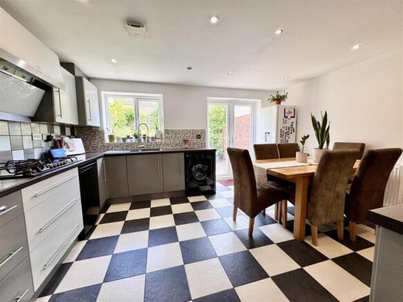 4 bed Semi-Detached for sale Image 10