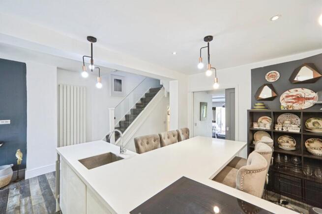 4 bed Town House for sale Image 8