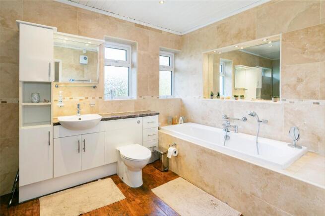 4 bed Detached for sale Image 9