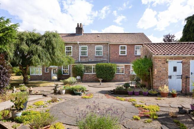 5 bed Detached for sale Image 4