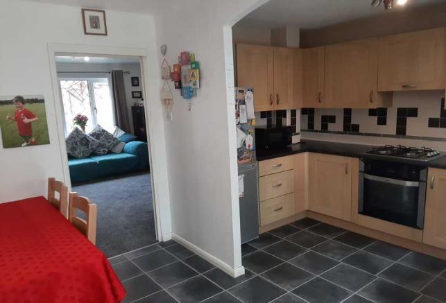 KITCHEN/DINING ROOM