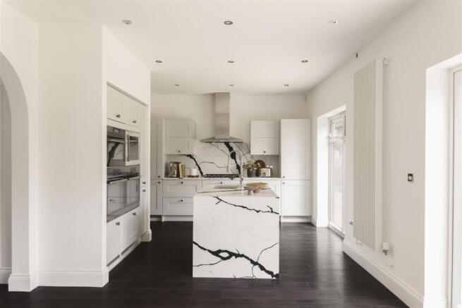 6 bed Detached for sale Image 7