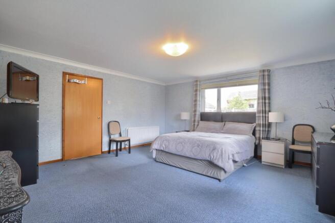 5 bed Detached for sale Image 10