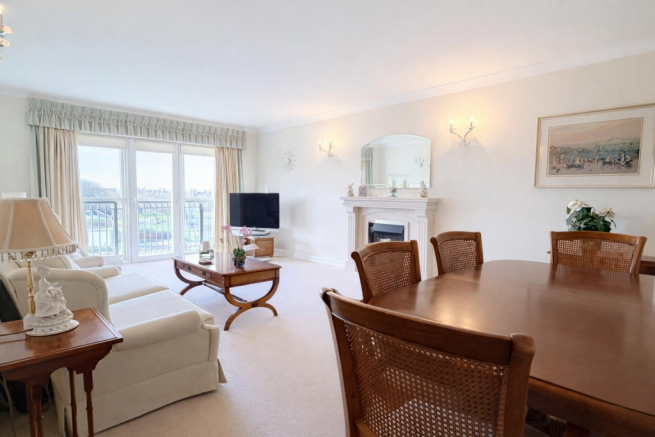 LOUNGE WITH DINING AREA