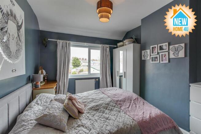 MAIN BEDROOM: