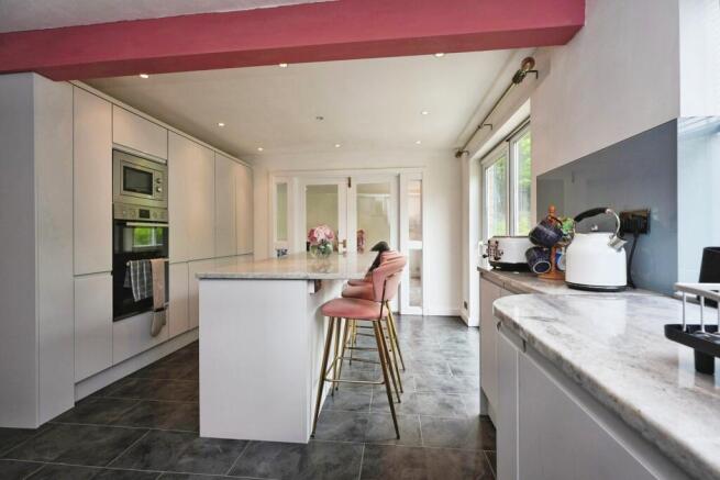 5 bed Detached for sale Image 7