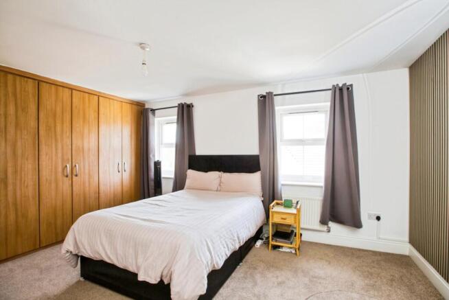 4 bed Town House for sale Image 5