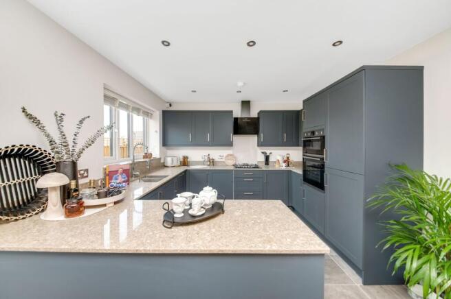 5 bed Detached for sale Image 12