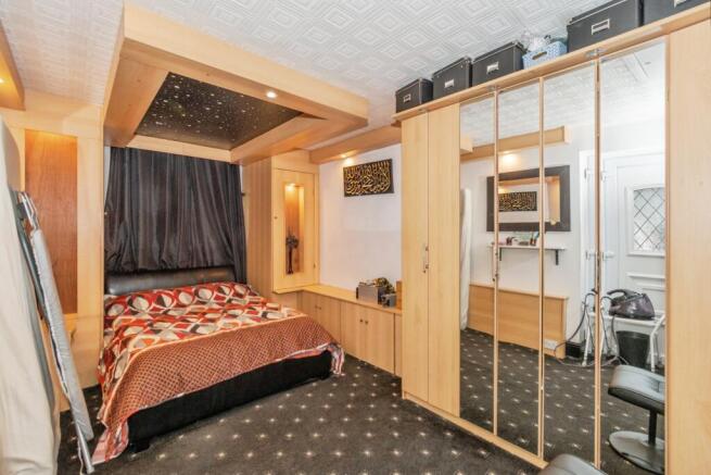 5 bed Semi-Detached for sale Image 11