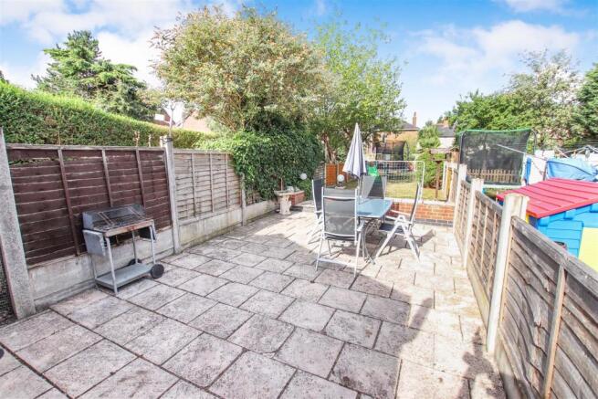 ENCLOSED REAR GARDEN