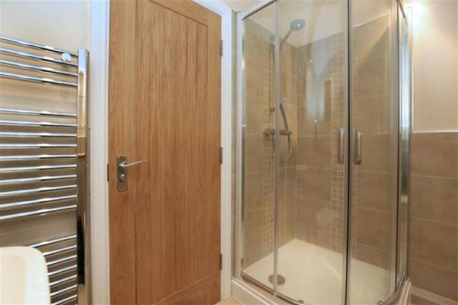 EN-SUITE SHOWER ROOM