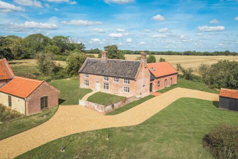 Grade II Listed Former Farmhouse Renovated Throughout in Hempnall