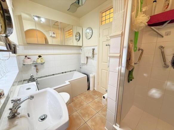 BATHROOM 1