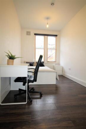 3 bed Flat to rent Image 6