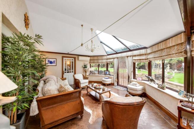 6 bed Detached for sale Image 12