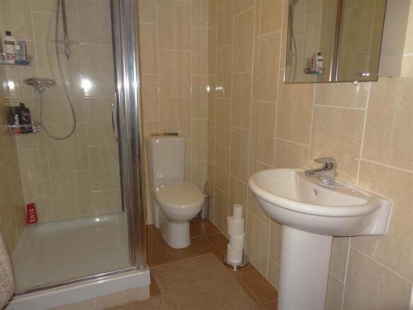 EN-SUITE SHOWER ROOM