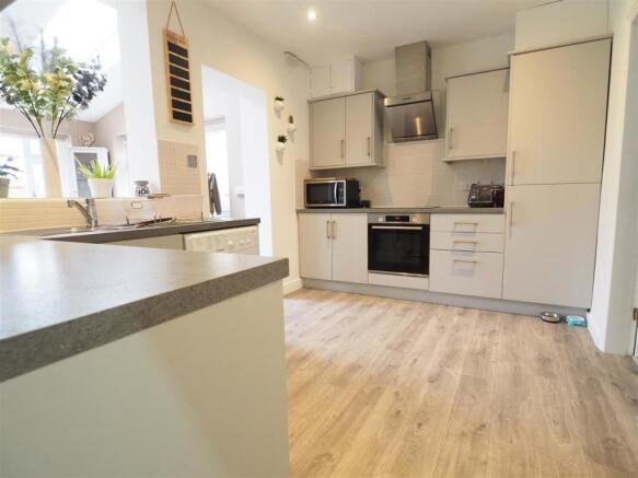 Modern Fitted Kitchen 577