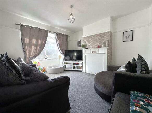 Bay-Fronted Lounge 584