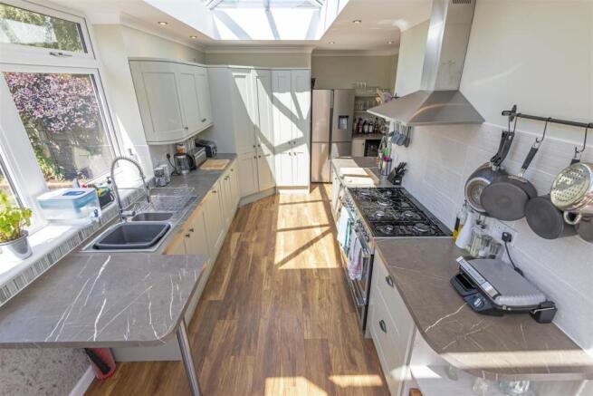 FITTED KITCHEN