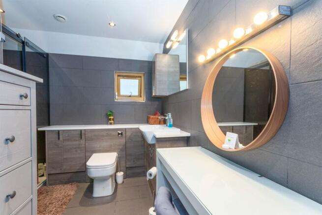 Ensuite / Dressing Area