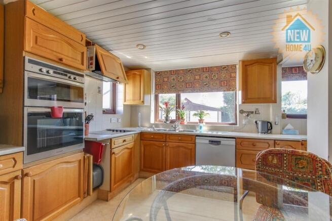 KITCHEN / BREAKFAST ROOM: