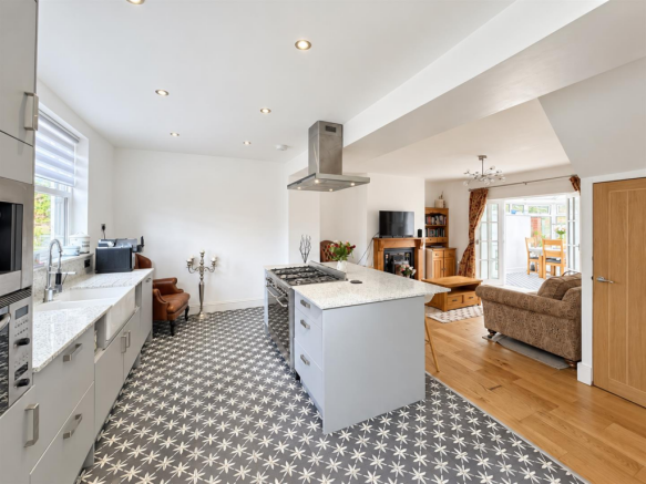 OPEN PLAN KITCHEN, DINER / LIVING SPACE