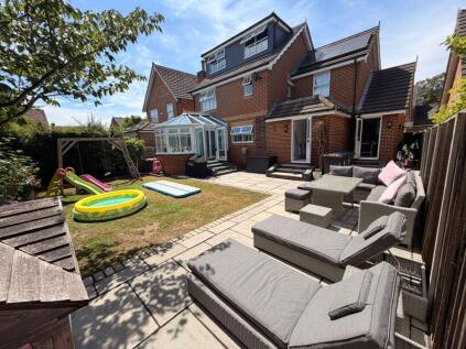 Thorpeside Close, Staines, Surrey, TW18