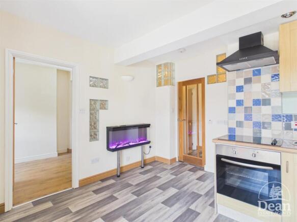 KITCHEN / LOUNGE