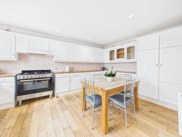 5 bed Semi-Detached for sale Image 7