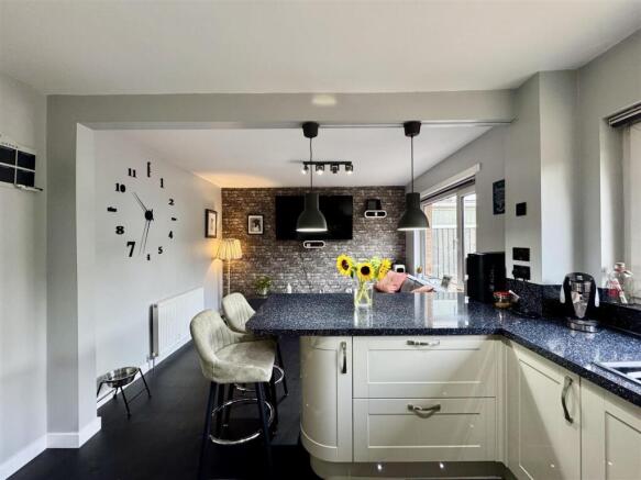 3 bed Semi-Detached for sale Image 8