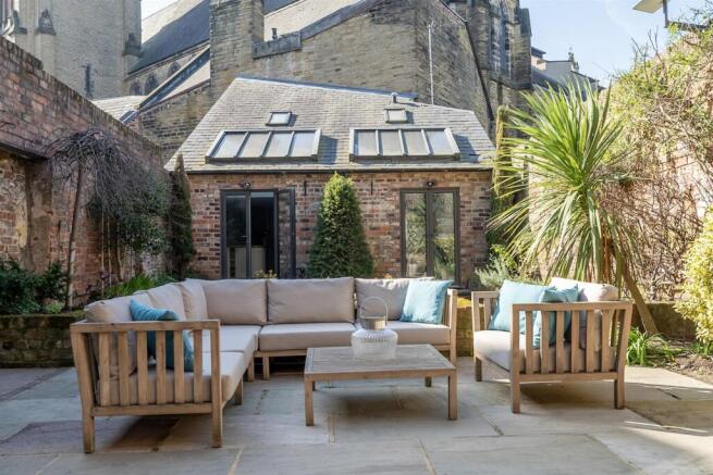6 bed Town House for sale Image 4