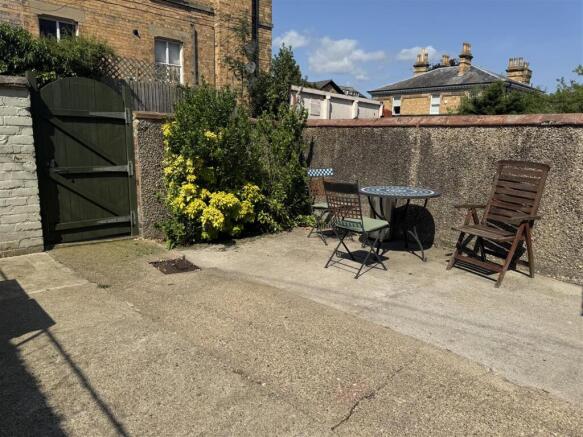 1 bed House Share to rent Image 7