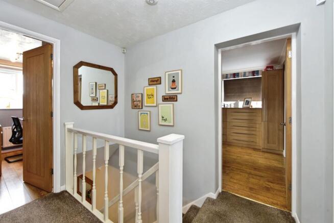 4 bed Detached for sale Image 11