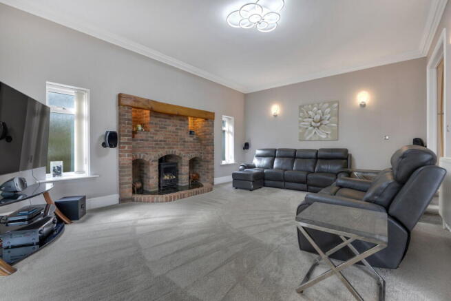 5 bed Detached for sale Image 11