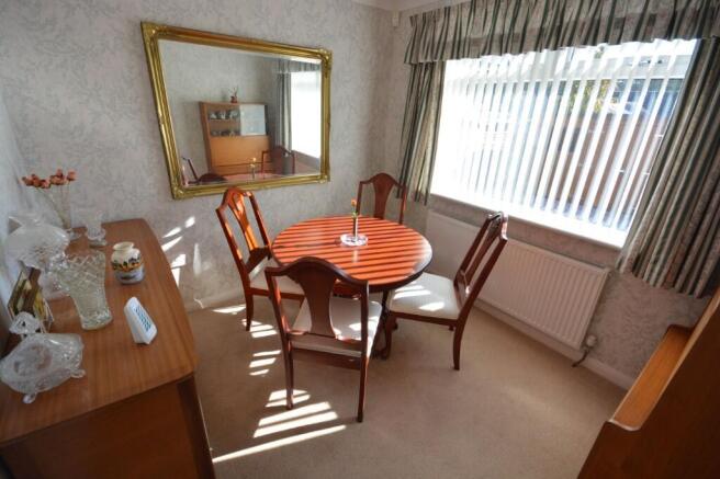 BEDROOM/DINING ROOM