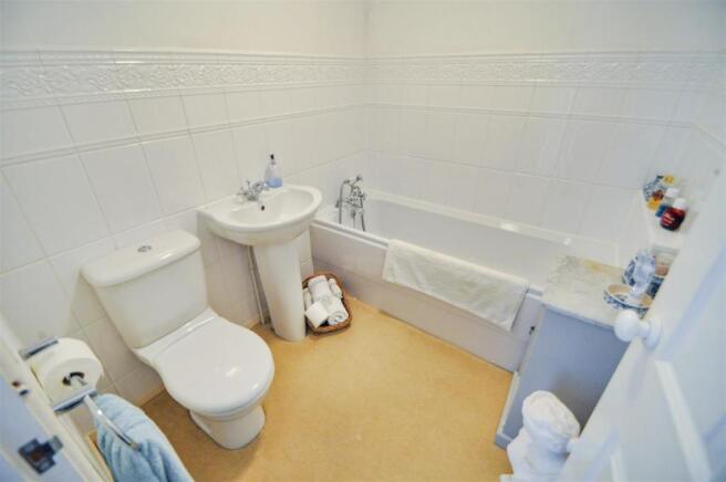 bathroom[1].JPG