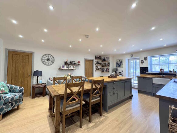 4 bed Town House for sale Image 10