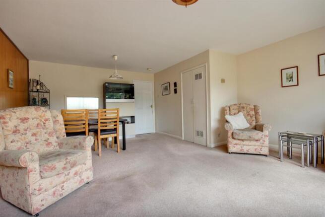 4 bed Link Detached House for sale Image 4