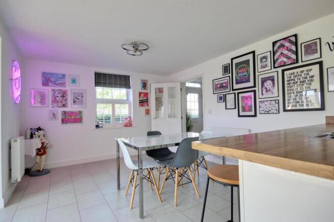 5 bed Detached for sale Image 5