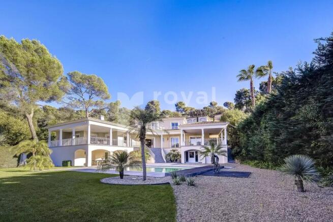 Luxury villa façade in the exclusive Royal Mougin