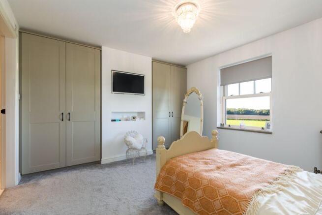 Bedroom (ensuite)